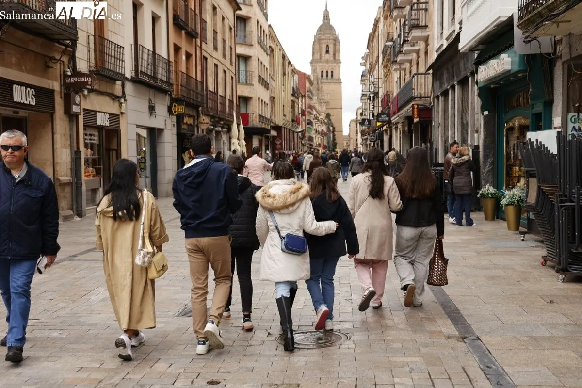 Ambiente en el centro de Salamanca en las primeras horas de este Domingo de Ramos. Fotos: David Sañudo
