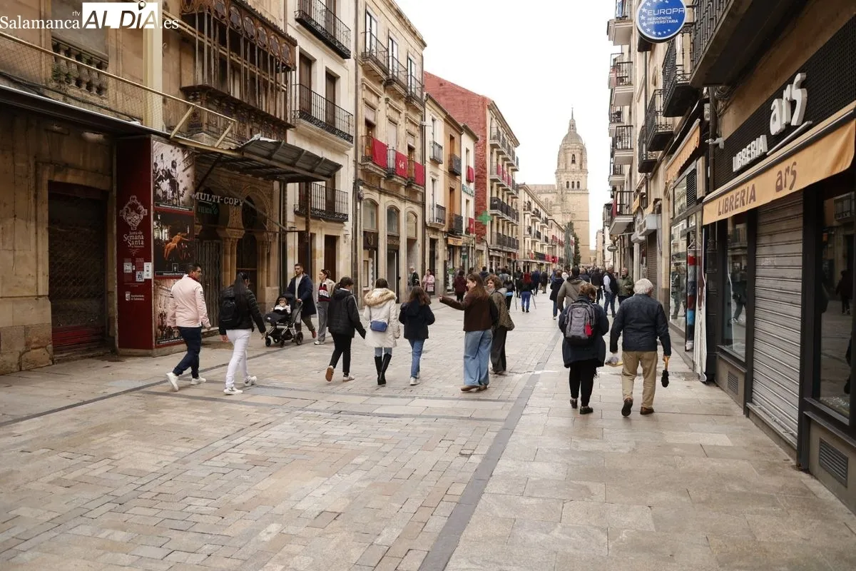 Ambiente en el centro de Salamanca en las primeras horas de este Domingo de Ramos. Fotos: David Sañudo