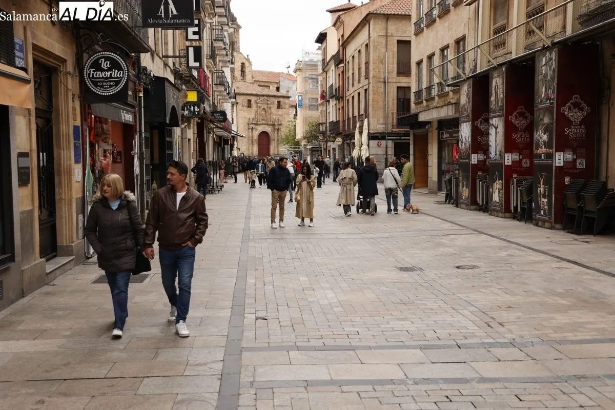 Ambiente en el centro de Salamanca en las primeras horas de este Domingo de Ramos. Fotos: David Sañudo