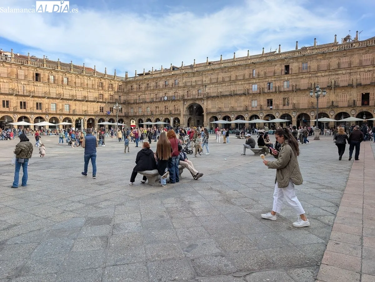 Ambiente en la Plaza Mayor de Salamanca en la tarde de este Domingo de Ramos. Fotos: David Sañudo