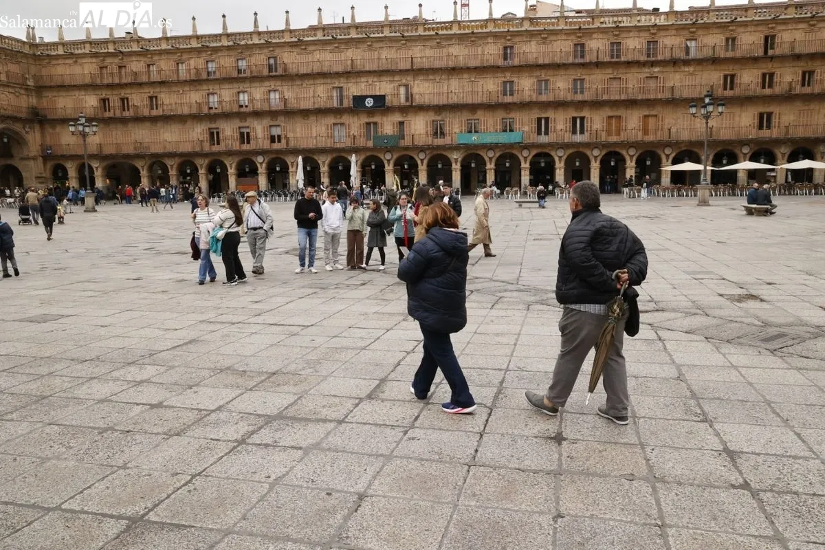 Ambiente en el centro de Salamanca en las primeras horas de este Domingo de Ramos. Fotos: David Sañudo