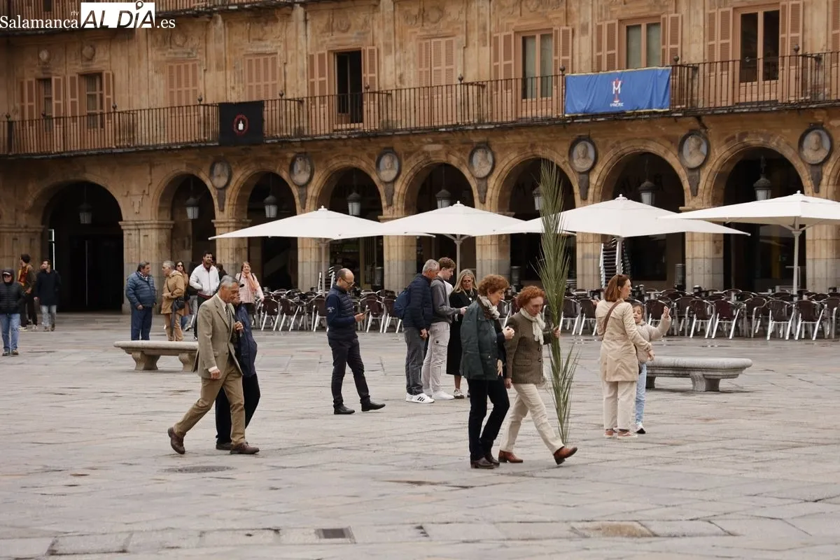 Ambiente en el centro de Salamanca en las primeras horas de este Domingo de Ramos. Fotos: David Sañudo