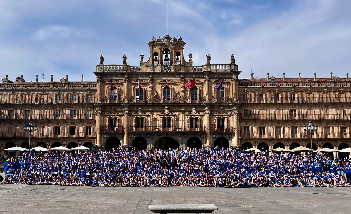 Foto oficial de todos los equipos del Perfumerías Avenida en la Plaza Mayor de Salamanca