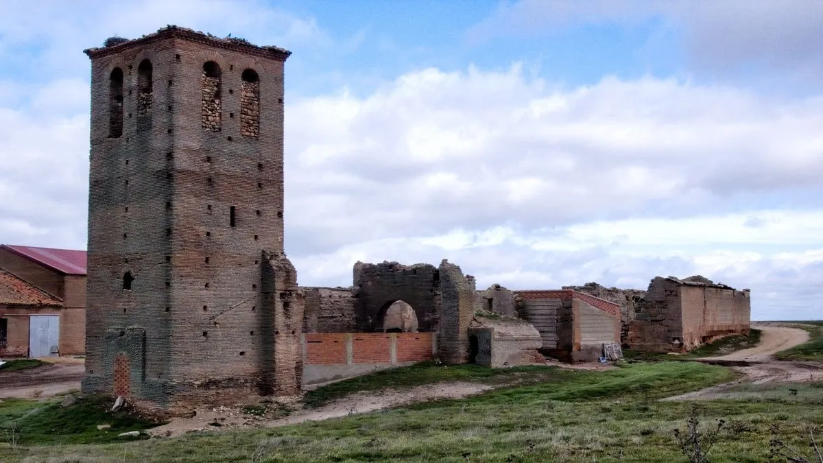 Iglesia de Riolobos que se quiere convertir un Espacio de información y Observación Ornitologíco para el Azud del mismo nombre. Foto de Emiliano Cruz Martín