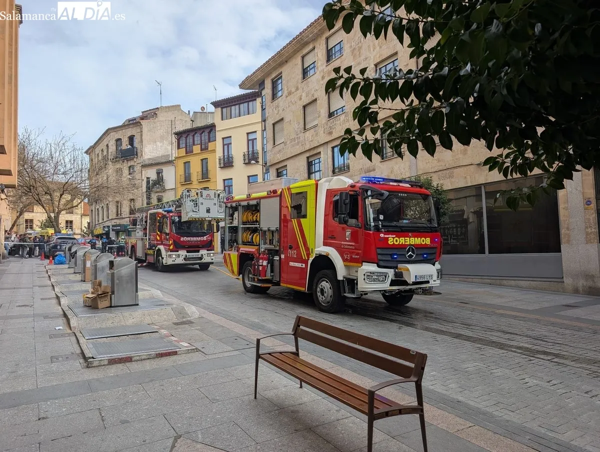 Imágenes de la calle Juan Rey, donde bomberos y policías se han movilizado por el humo procedente de un edificio. Fotos: David Sañudo y Vanesa Martins