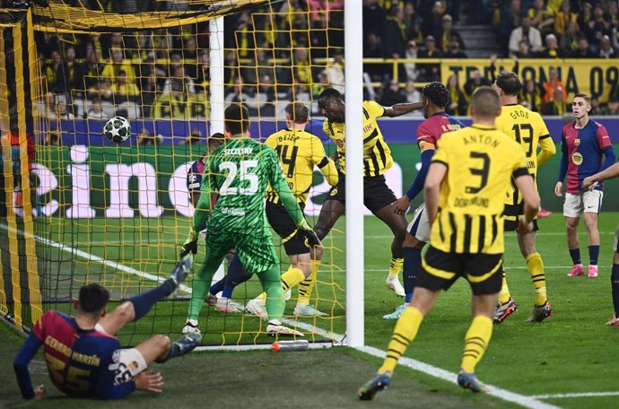 El Barça salva las semis en una mala noche en Dortmund (3-1)
