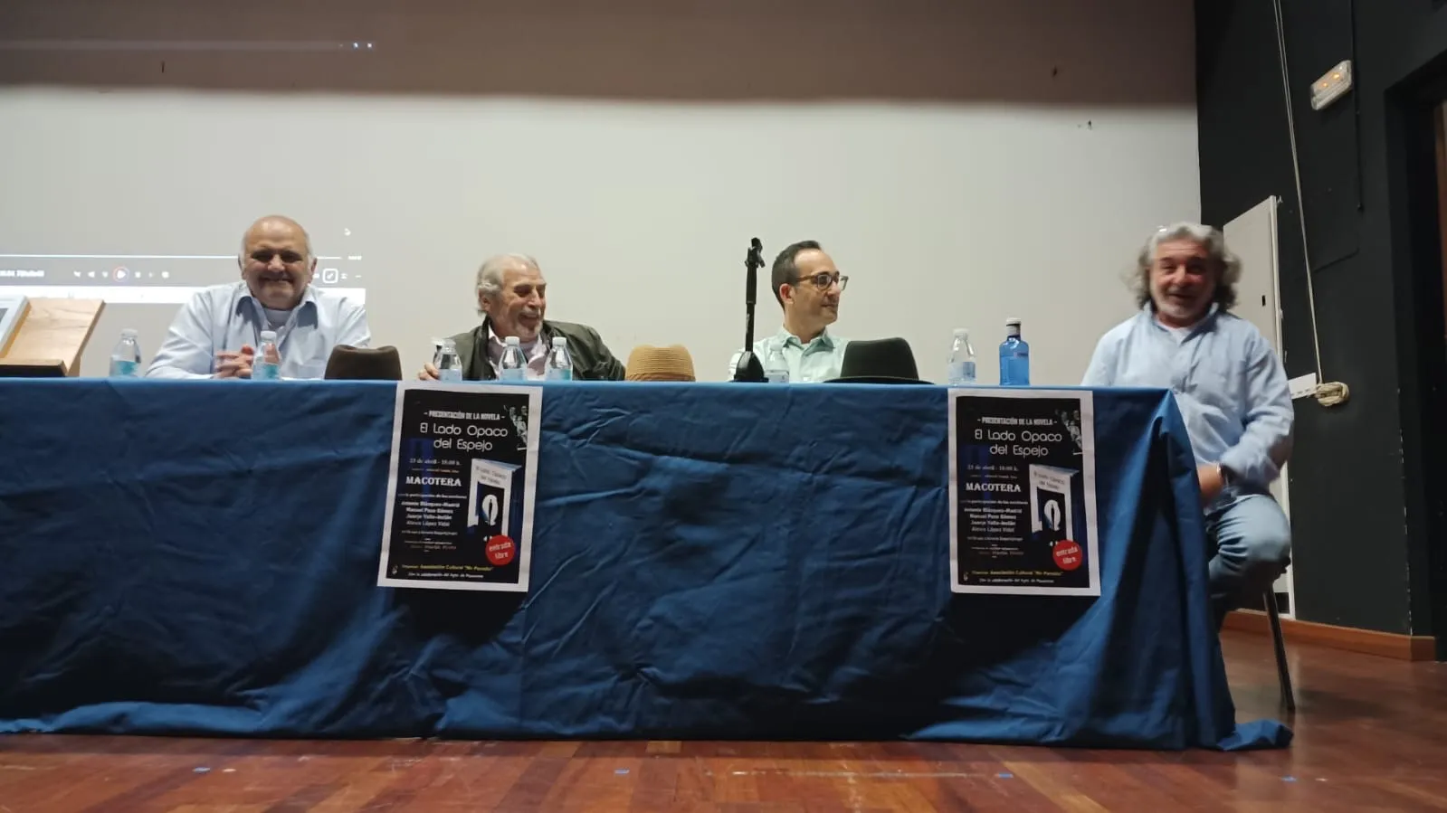 Foto 2 - Antonio Bl&aacute;zquez y 9 autores m&aacute;s, unidos en Macotera para presentar &lsquo;El Lado Opaco del Espejo&rsquo;