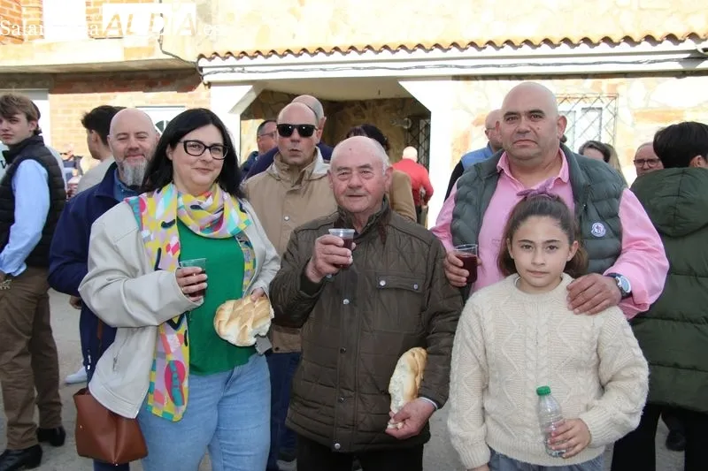 Foto 9 - La Vera Cruz de Navales renueva su tradici&oacute;n con El Cabildo