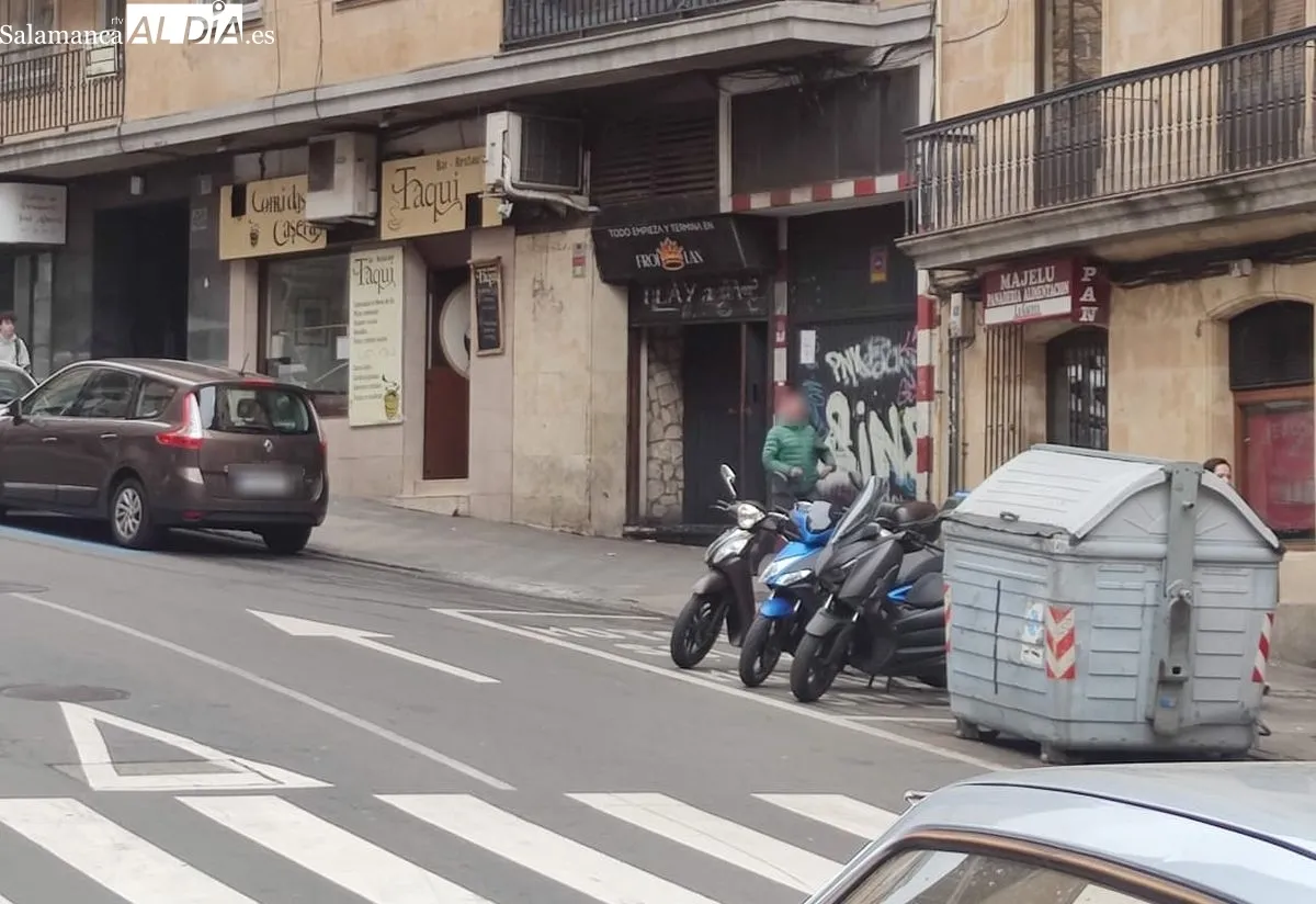 Fachada del local registrado en la Cuesta de Sancti Spíritus, con la puerta negra