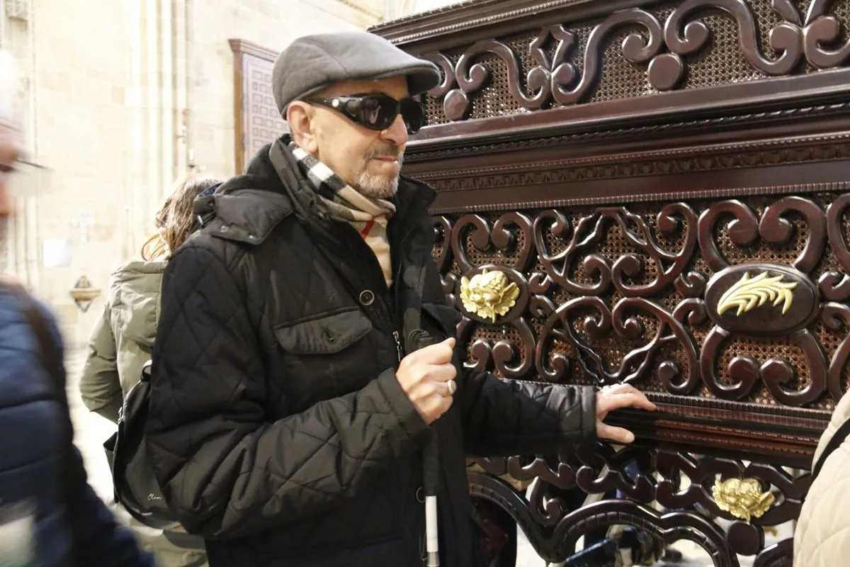Hermandad de Jesús Amigo de los Niños permite a personas ciegas o con muy poca visión tocar con sus manos el grupo escultórico que procesiona en la mañana del Domingo de Ramos. Foto Diócesis de Salamanca
