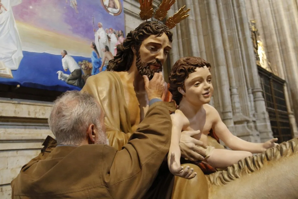 Hermandad de Jesús Amigo de los Niños permite a personas ciegas o con muy poca visión tocar con sus manos el grupo escultórico que procesiona en la mañana del Domingo de Ramos. Foto Diócesis de Salamanca