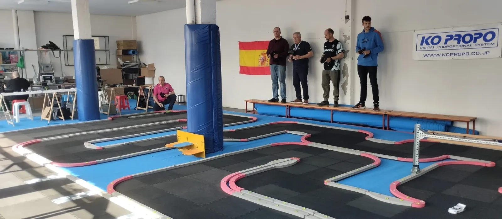 Foto 2 - El Club RC Pe&ntilde;aranda vive la puesta de largo de una nueva pista en una gran jornada de hermandad