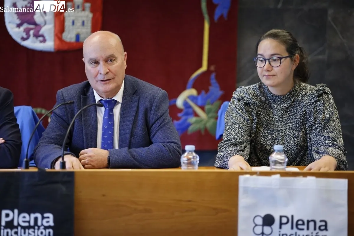 Rueda de prensa con el presidente de la Fundación Asprodes Inclusión, José Gómez, y Lenisa, una de las usuarias de esta entidad. Foto de David Domínguez