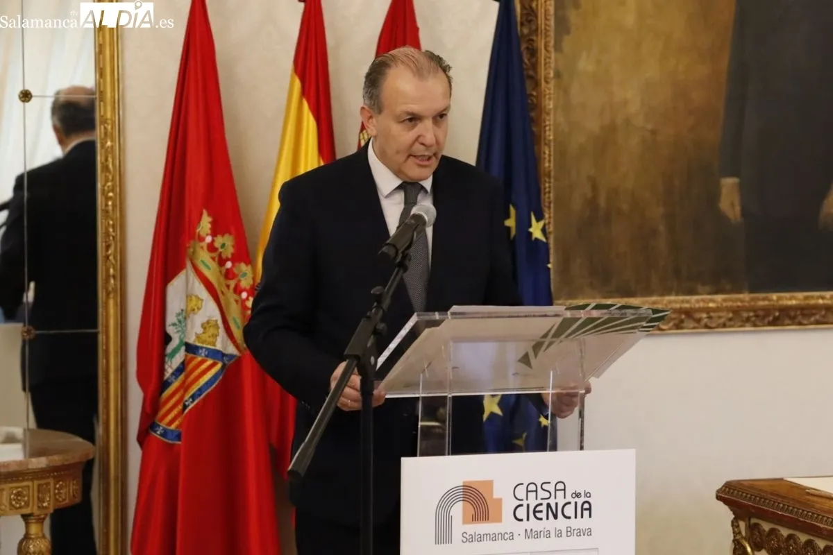 Firma en el Ayuntamiento de Salamanca del acuerdo para la puesta en marcha de la Casa de la Ciencia del CSIC ‘María la Brava’. Foto de David Domínguez