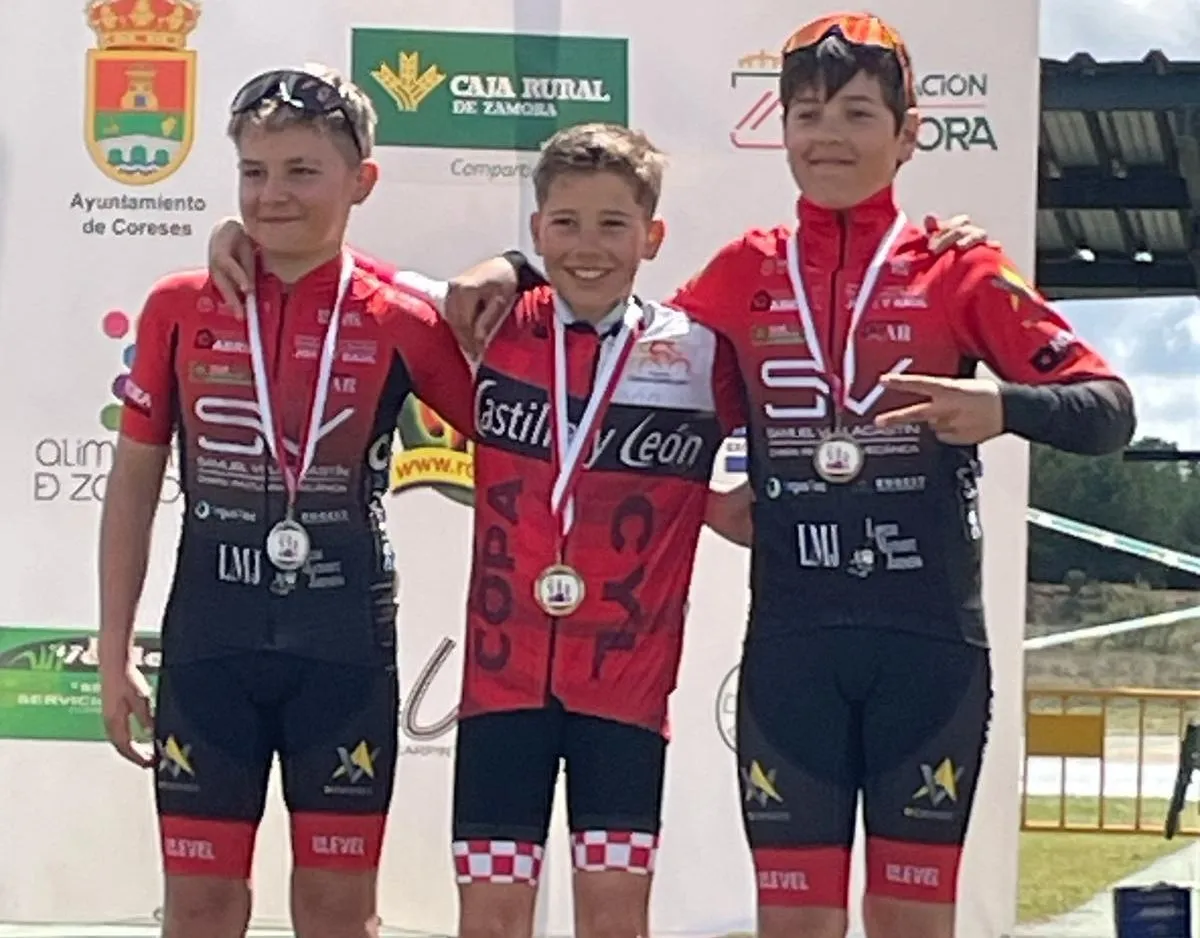 Enzo García Sánchez, en el centro, campeón de la Copa de Escuelas de BTT de Castilla y León en categoría alevín