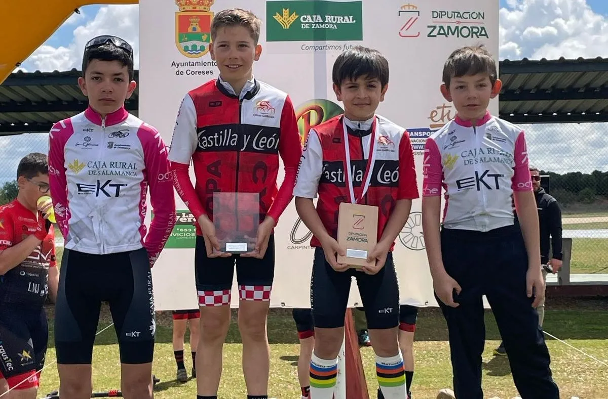 Enzo García y Diego Marcos, primero y segundo de la Copa CyL Escuelas BTT en categorías alevín y principiantes, en el centro
