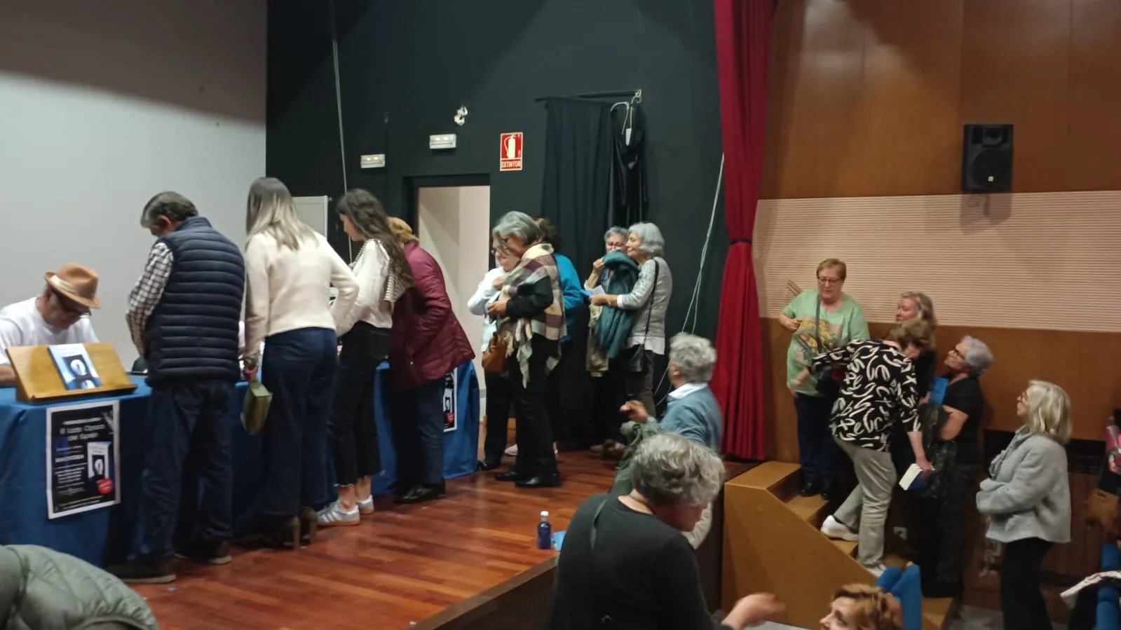Foto 4 - Antonio Bl&aacute;zquez y 9 autores m&aacute;s, unidos en Macotera para presentar &lsquo;El Lado Opaco del Espejo&rsquo;