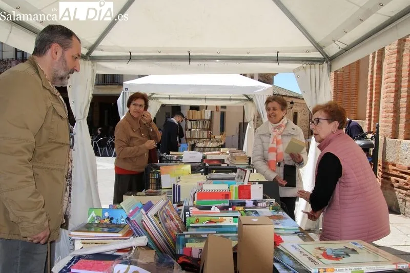 Foto 9 - La Feria del Libro llena de cultura la Plaza Mayor