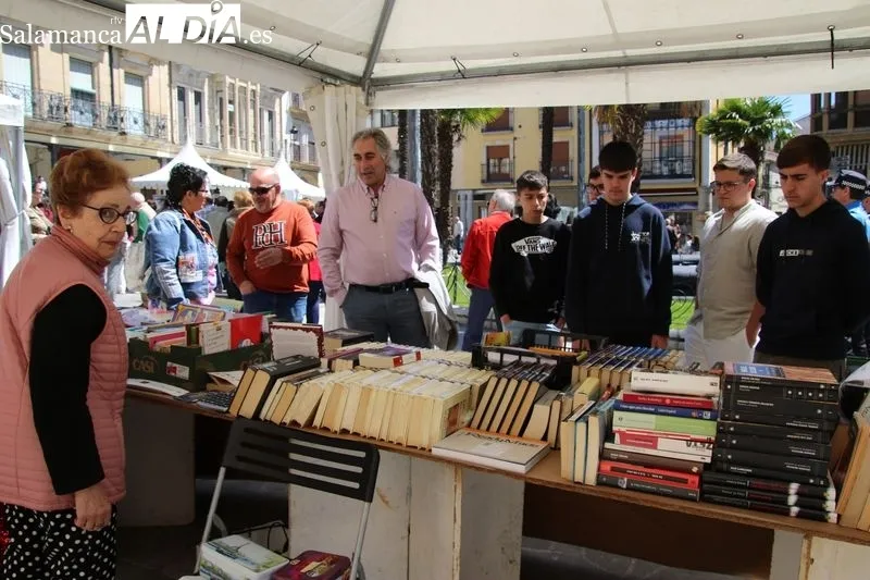 Foto 6 - La Feria del Libro llena de cultura la Plaza Mayor
