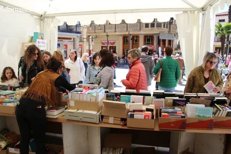 Foto 3 - La Feria del Libro llena de cultura la Plaza Mayor