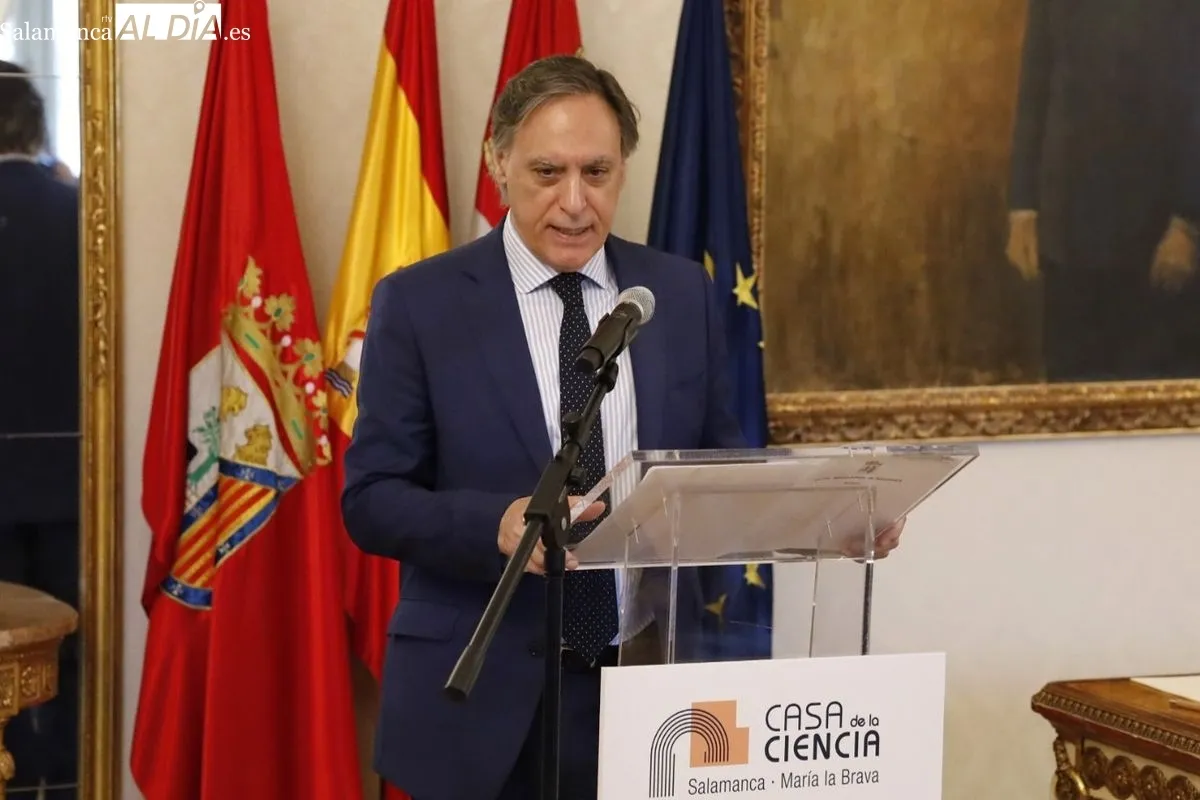 Firma en el Ayuntamiento de Salamanca del acuerdo para la puesta en marcha de la Casa de la Ciencia del CSIC ‘María la Brava’. Foto de David Domínguez