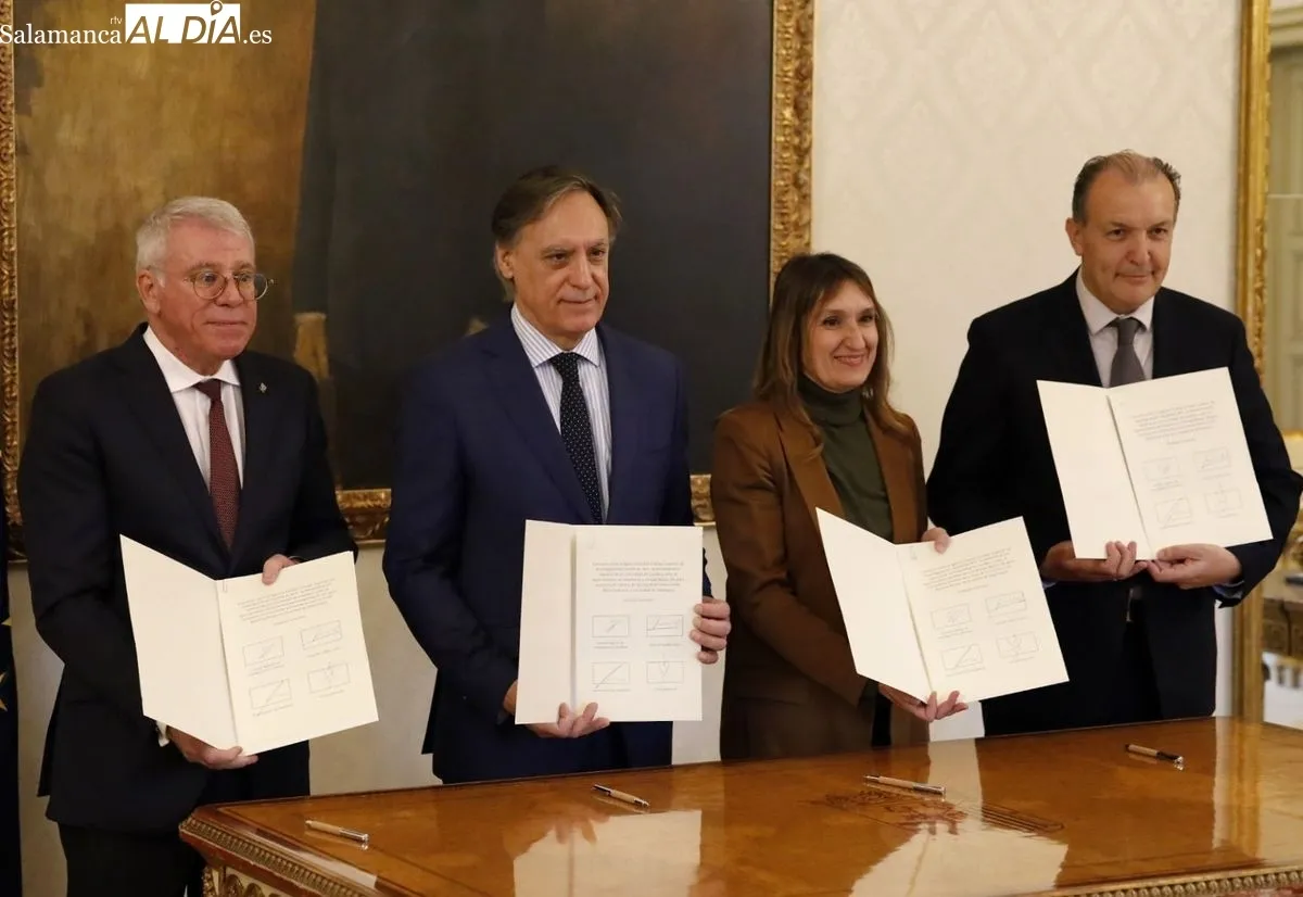 Firma en el Ayuntamiento de Salamanca del acuerdo para la puesta en marcha de la Casa de la Ciencia del CSIC ‘María la Brava’. Foto de David Domínguez