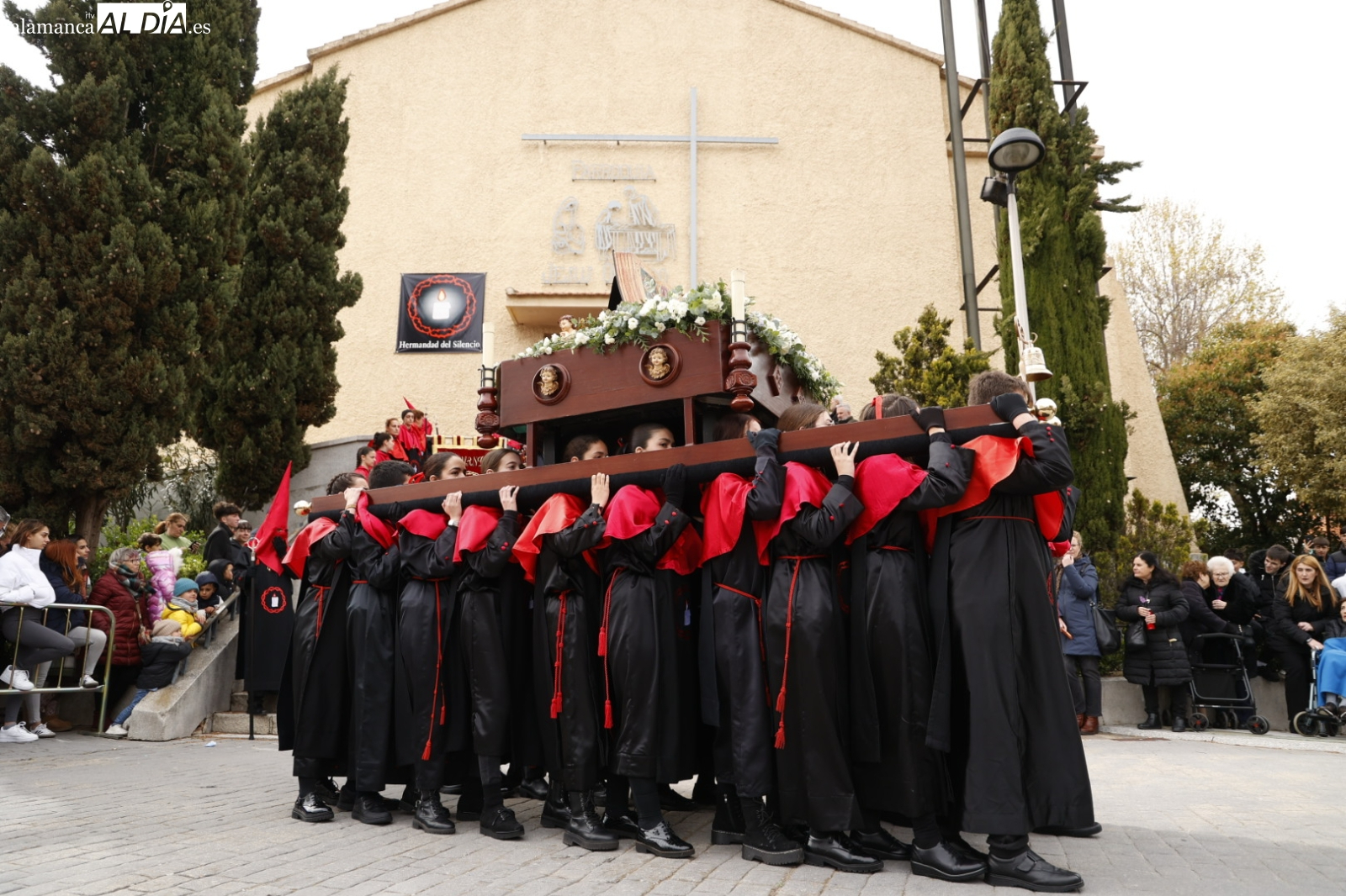 Recuperadas las faldillas robadas a la Hermandad del Silencio de Salamanca 