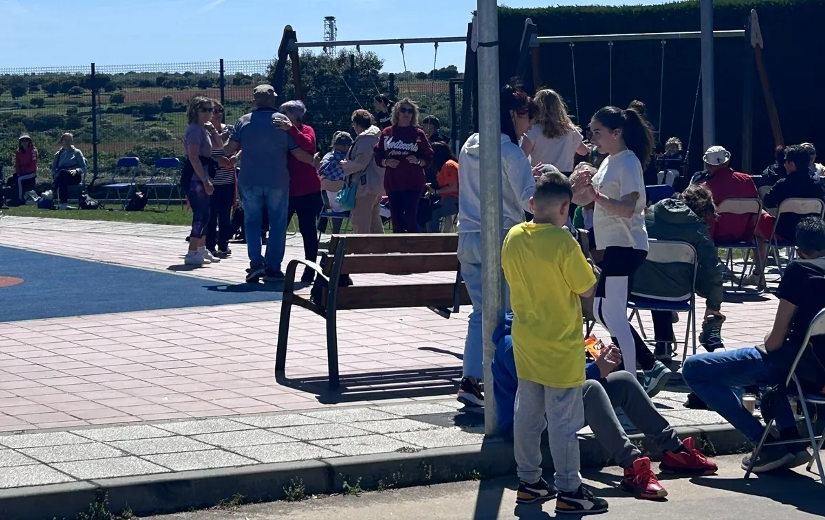 Finalizada la marcha los senderistas repusieron fuerzas y surgió la fiesta con baile / AYTO. SARDÓN 