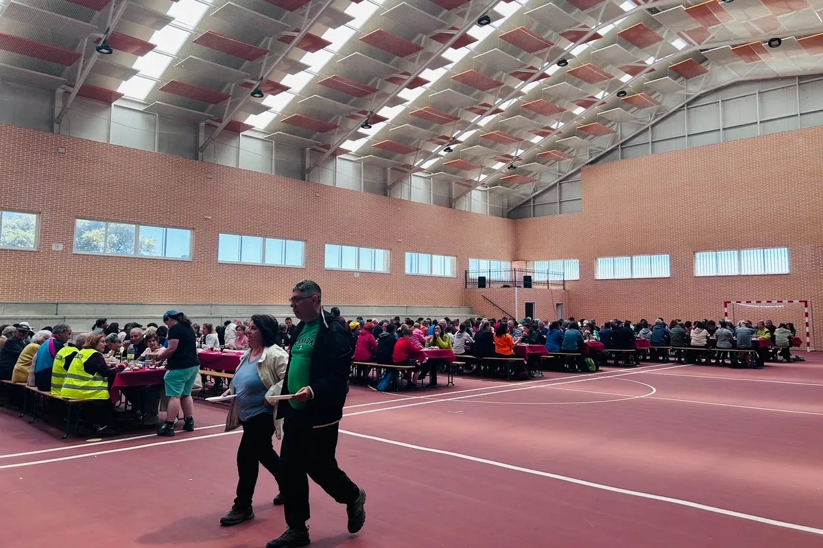 Finalizada la marcha los senderistas repusieron fuerzas y surgió la fiesta con baile / AYTO. SARDÓN 