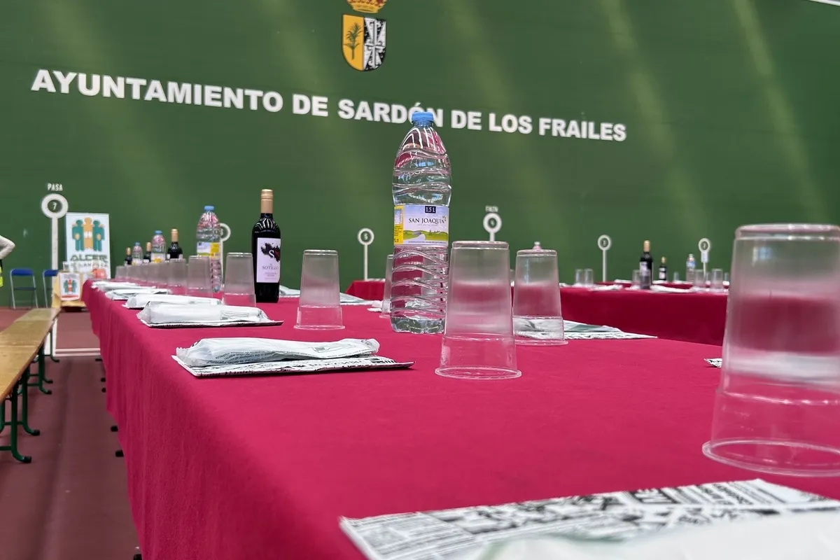 Finalizada la marcha los senderistas repusieron fuerzas y surgió la fiesta con baile / AYTO. SARDÓN 