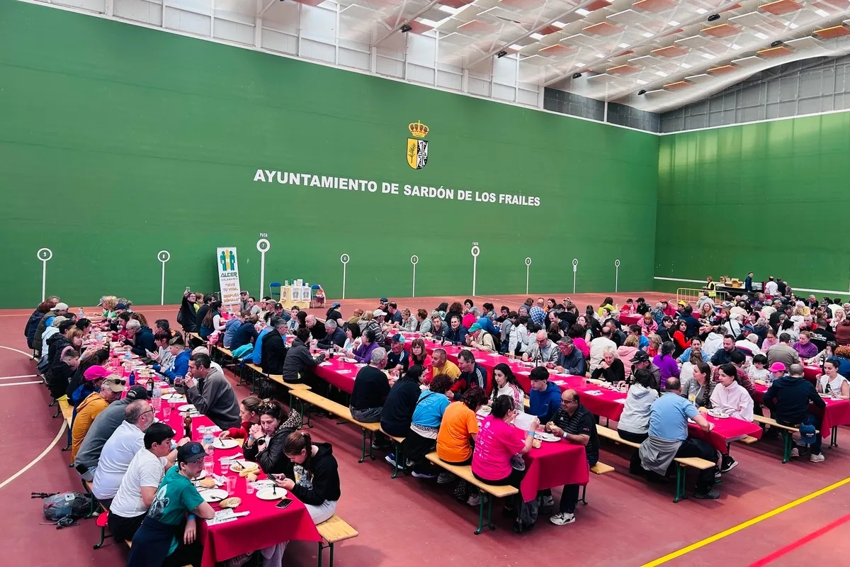 Finalizada la marcha los senderistas repusieron fuerzas y surgió la fiesta con baile / AYTO. SARDÓN 