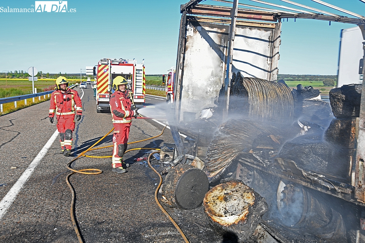VÍDEO Y FOTOS | Espectacular incendio de un camión en plena autovía A-62 de Salamanca
