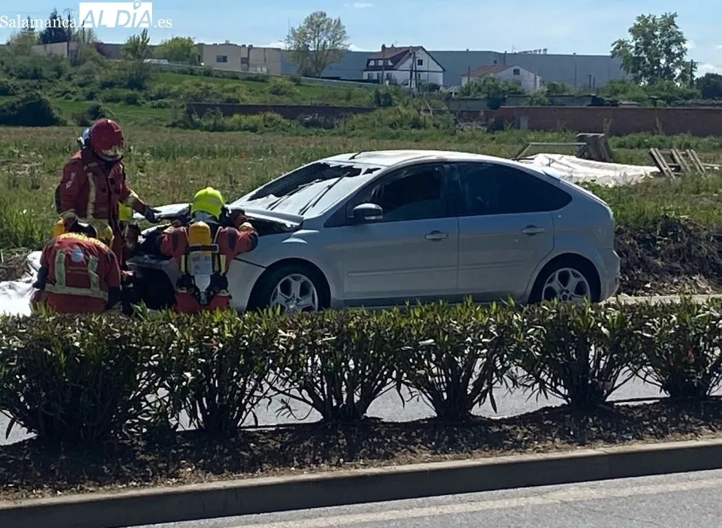 Un vehículo se incendia en la avenida de Madrid de Santa Marta. Foto SALAMANCArtv AL DÍA