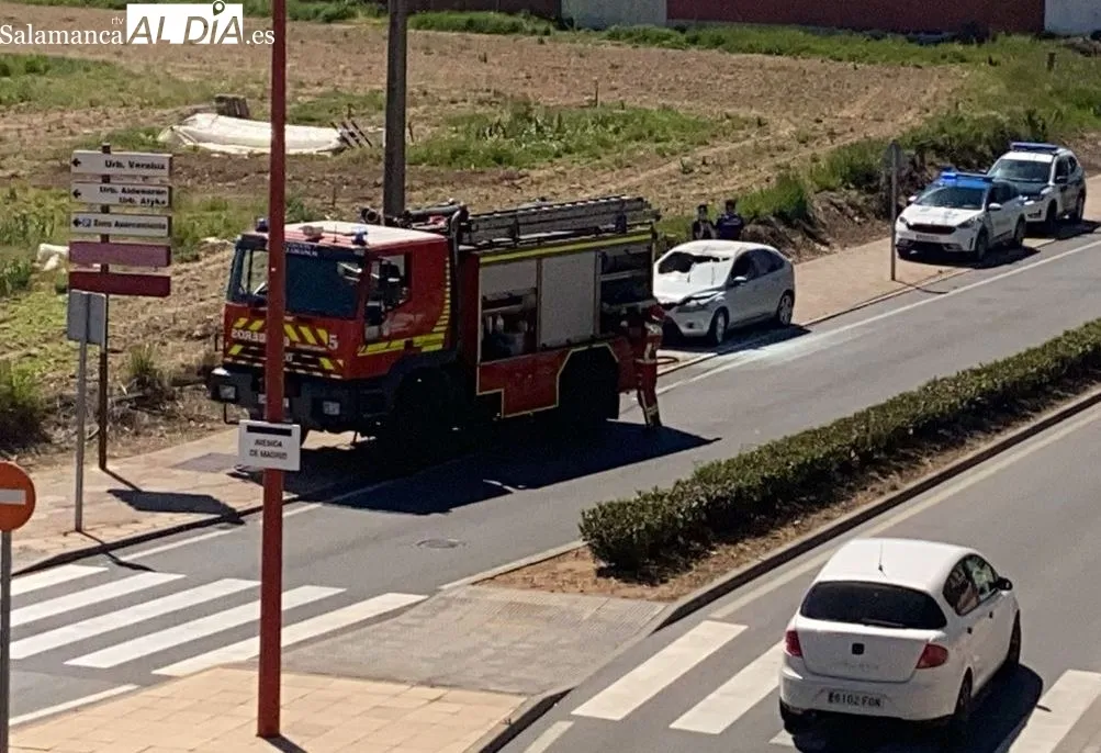 Un vehículo se incendia en la avenida de Madrid de Santa Marta. Foto SALAMANCArtv AL DÍA