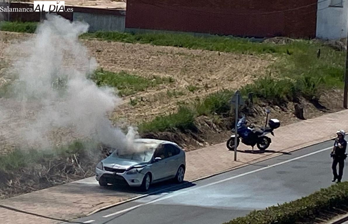 Un vehículo se incendia en la avenida de Madrid de Santa Marta