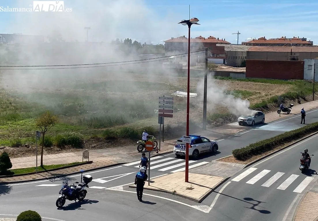 Un vehículo se incendia en la avenida de Madrid de Santa Marta. Foto SALAMANCArtv AL DÍA