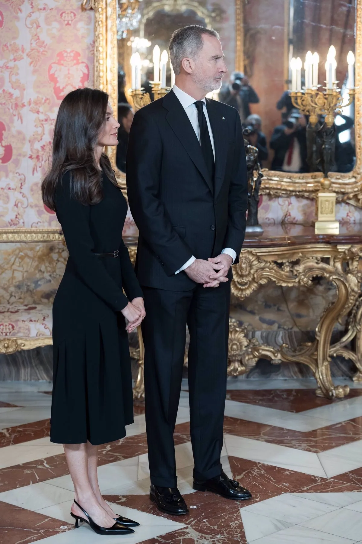 Los Reyes Felipe VI y Letizia durante el almuerzo a una representación de escritores con motivo de la entrega del Premio de Literatura Miguel de Cervantes - DIEGO RADAMÉS / EUROPA PRESS