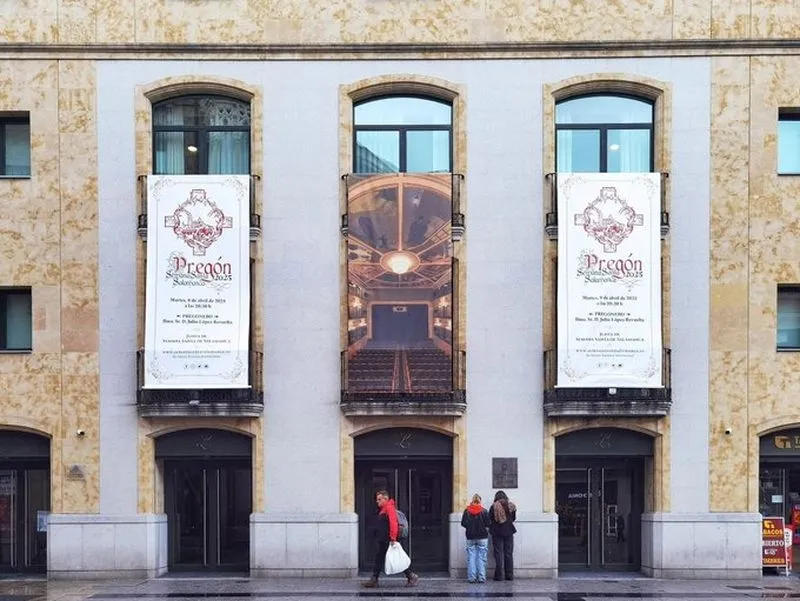 Las lonas que anuncian el próximo pregón de la Semana Santa salmantinas en la fachada del Teatro Liceo. Foto: @juntassantasa
