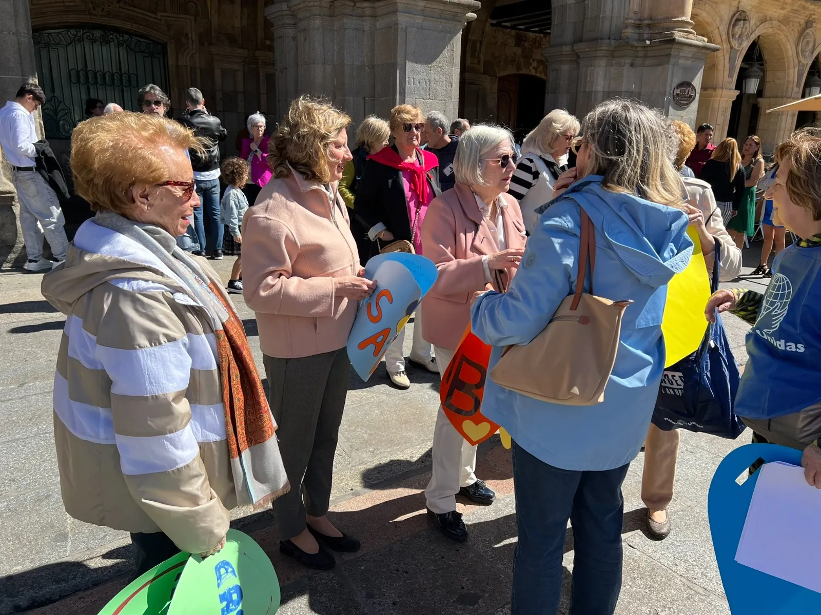  Corazones en Salamanca para celebrar el 'Abrazo a la Plaza Mayor' de Manos Unidas | FOTOS: @AytoSalamanca 