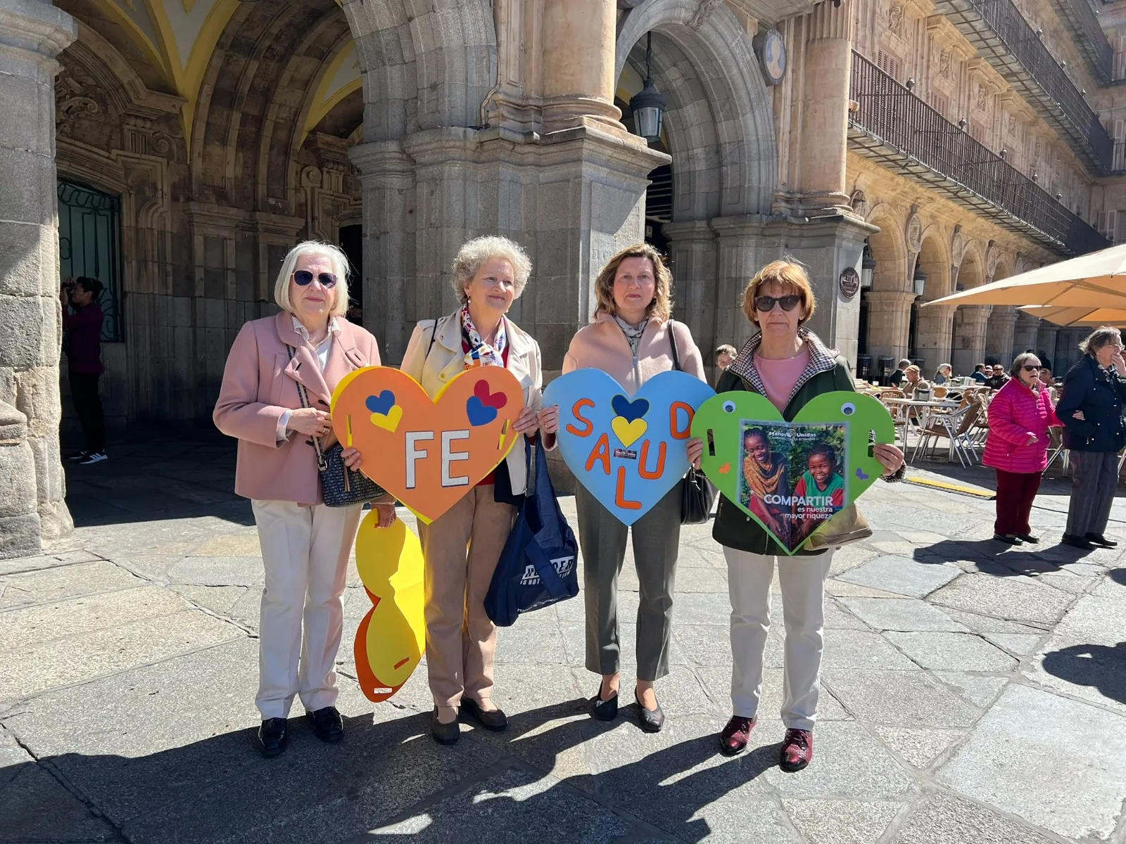  Corazones en Salamanca para celebrar el 'Abrazo a la Plaza Mayor' de Manos Unidas | FOTOS: @AytoSalamanca 