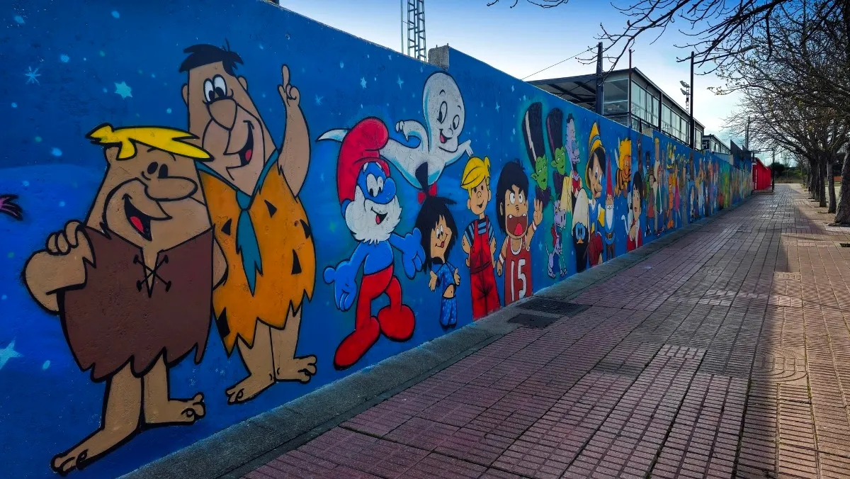 Mural de Rober Bece sobre los dibujos animados de varias generaciones en Santa Marta de Tormes. Foto de Emiliano Cruz Martín