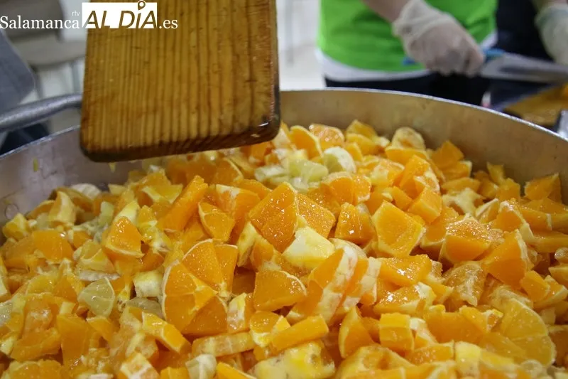 Foto 7 - La Vera Cruz prepara 400 platos del tradicional plato de naranjas y limones
