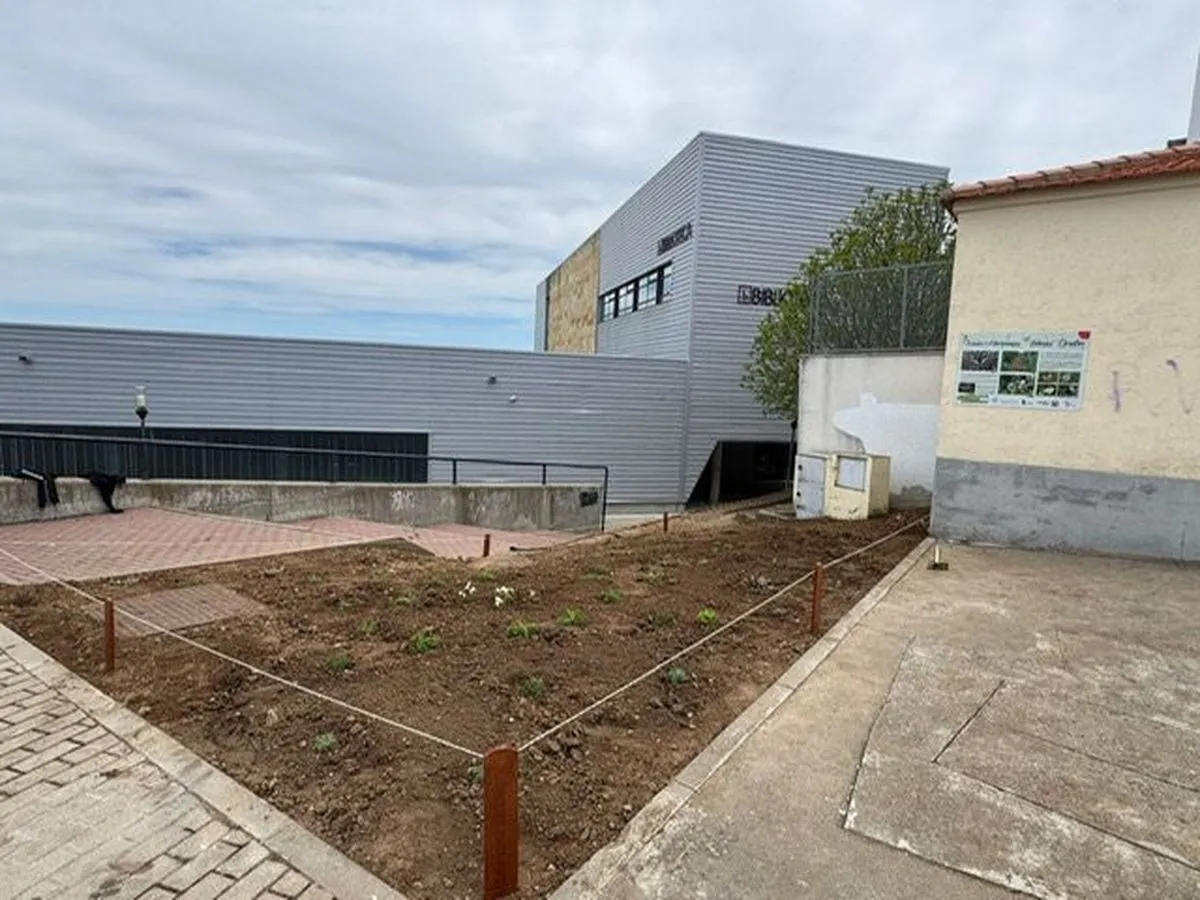 El Ayuntamiento de Villamayor y alumnos del IESO Tomás Bretón crean un oasis de mariposas