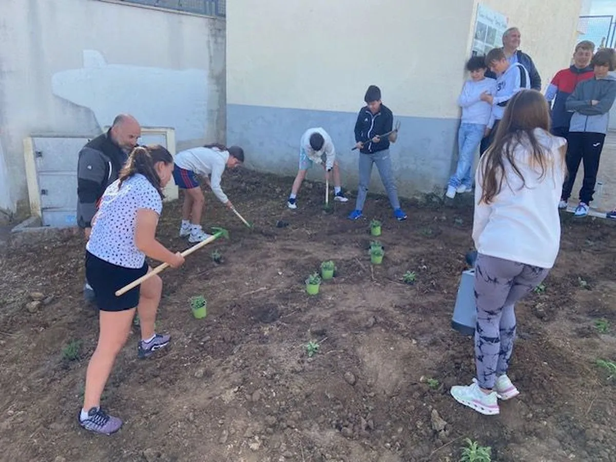 El Ayuntamiento de Villamayor y alumnos del IESO Tomás Bretón crean un oasis de mariposas