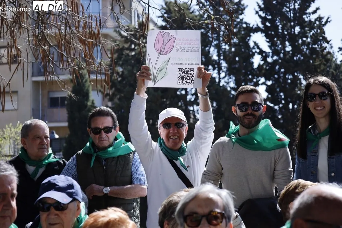 Plantación de tulipanes en el parque de San Francisco por el Día Mundial del Parkinson. Foto de David Domínguez