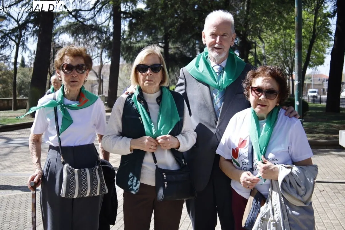 Plantación de tulipanes en el parque de San Francisco por el Día Mundial del Parkinson. Foto de David Domínguez