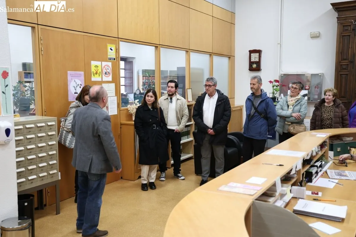 El concejal de Turismo, Ángel Fernández, con los afortunados en el sorteo de la XVI edición de Las Llaves de la Ciudad. Fotos: David Sañudo