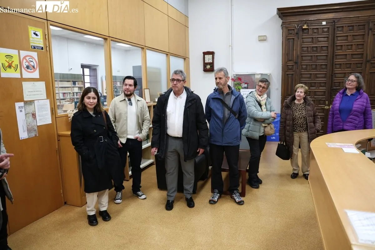 El concejal de Turismo, Ángel Fernández, con los afortunados en el sorteo de la XVI edición de Las Llaves de la Ciudad. Fotos: David Sañudo