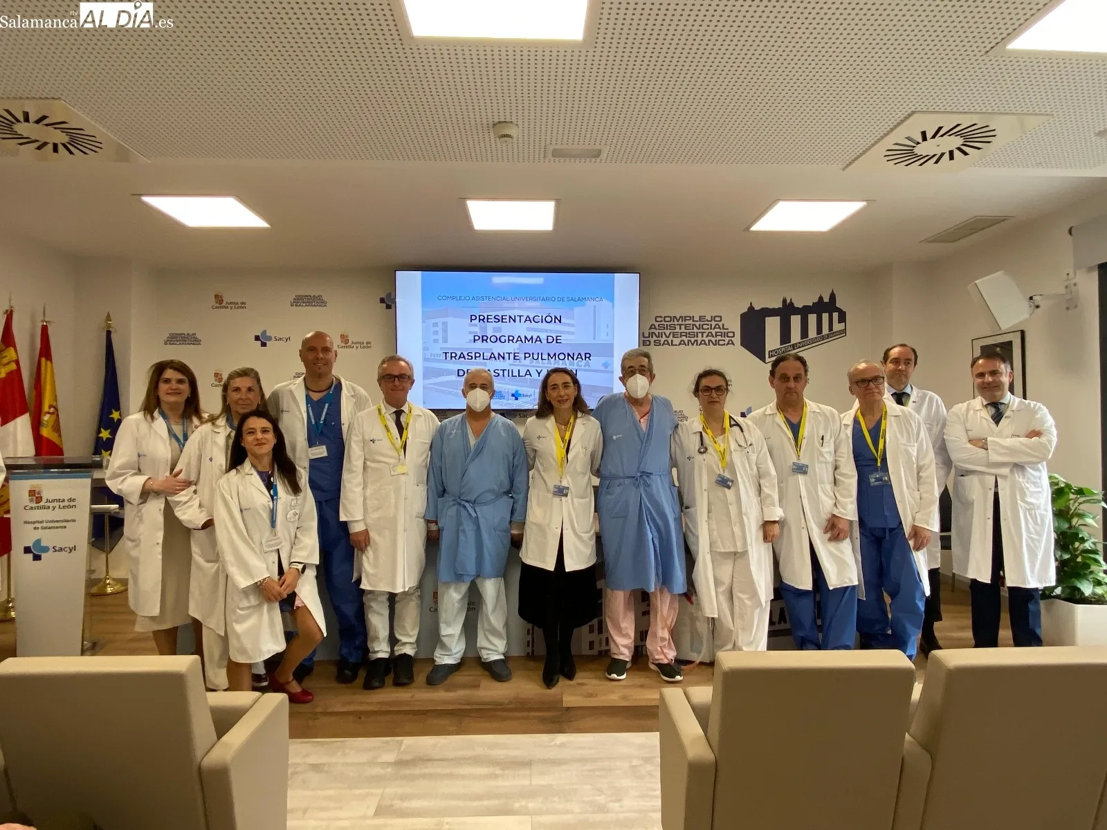 El equipo médico junto a los primeros pacientes trasplantados de pulmón en el Hospital de Salamanca | FOTOS: Vanesa Martins 