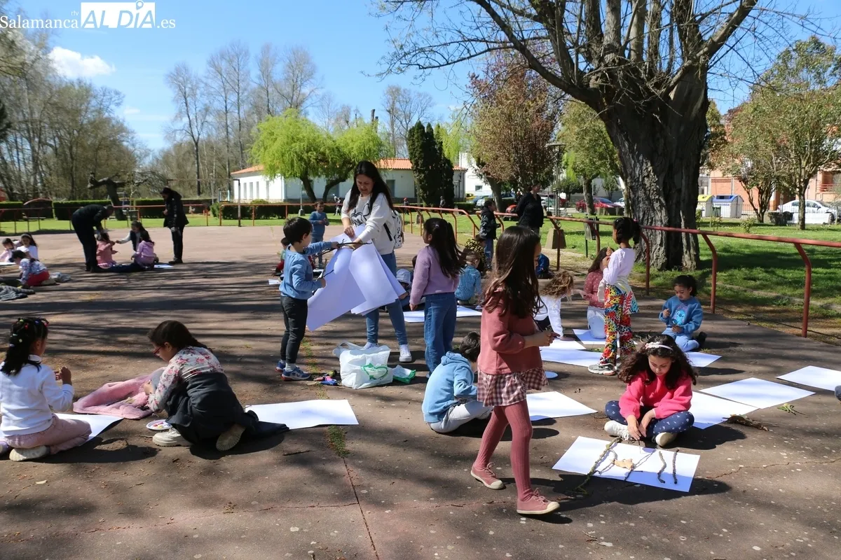 Los niños de 1º y 2º de Primaria del CEIP Manuel Moreno Blanco tuvieron este lunes una clase de arte y naturaleza / CORRAL 